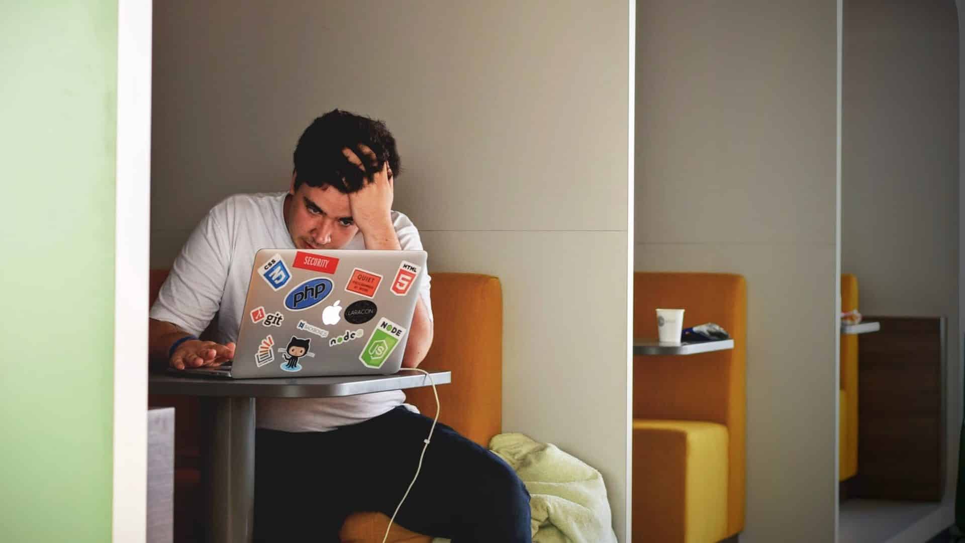 Homme en stress au travail devant son ordinateur